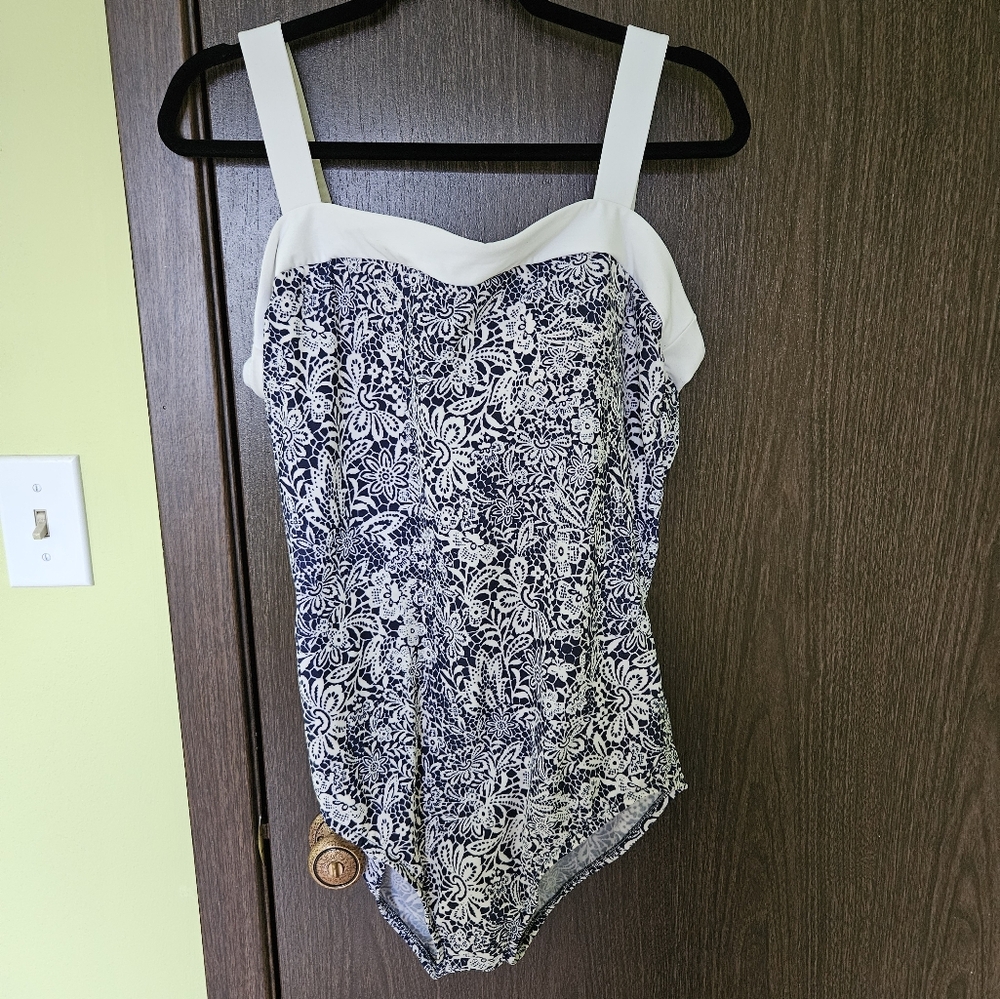 NWT Miraclesuit Plus Size Floral One Piece Bathing Suit Size 16 - Picture 2 of 6